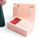 Caixa de presentes com 6 rosas eternas aromáticas