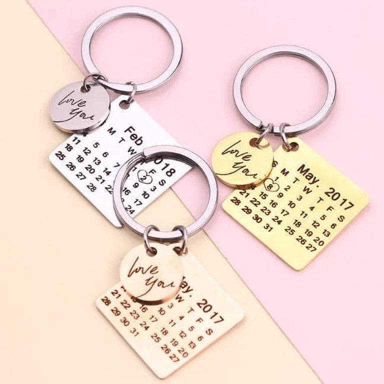 Chaveiro Calendário DATA/MÊS/ANO + ESCRITA (até 10 letras) - Surpreenda seu amor com essa lembrança - PROMOÇÃO ESPECIAL DE NATAL 50% OFF + Frete Grátis