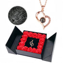 Colar eu te amo em 100 Línguas + Caixa de Presentes com 6 Rosas eternas