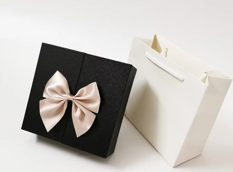 Colar eu te amo em 100 Línguas + Caixa de Presentes com 6 Rosas eternas