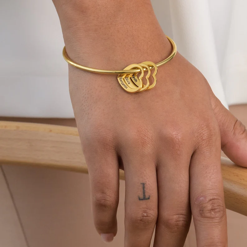 Kit Pulseira Coração de Mãe Personalizável com nomes + Caixa com 6 Rosas eternas aromáticas